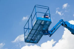 niebieski podnośnik koszowy