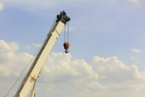 biały dźwig na tle nieba